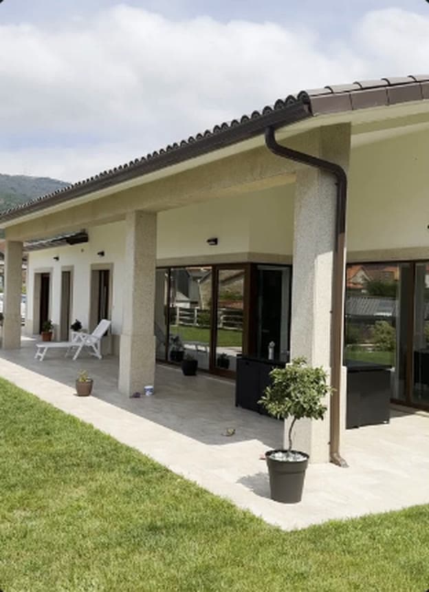 Porche cerrado con carpintería de aluminio