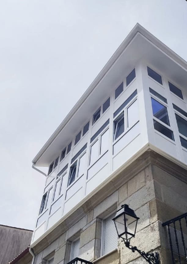 Fachada acristalada en un edificio de piedra