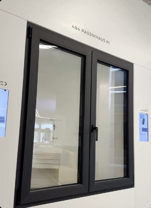 Ventana oscilobatiente de aluminio en showroom